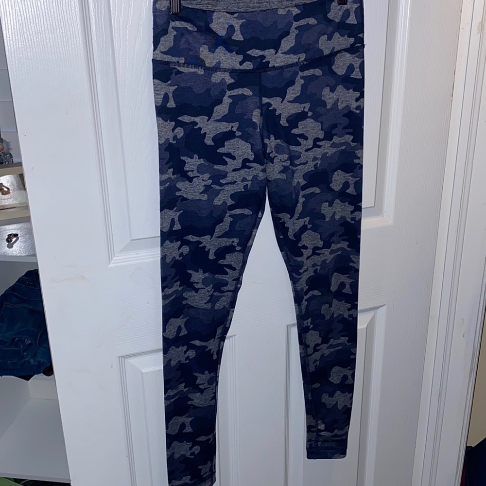 Reversible yoga pants